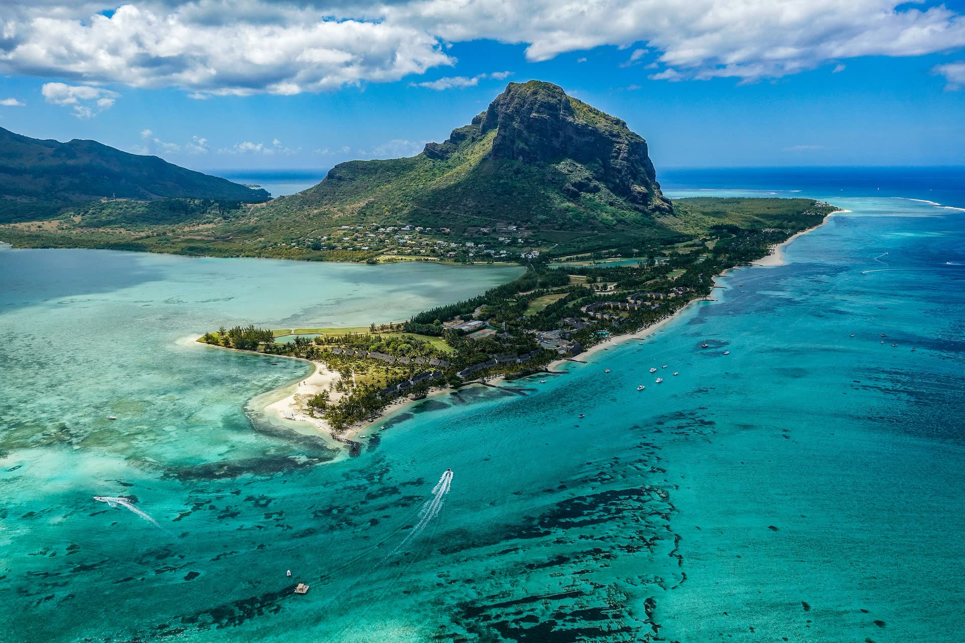 Le Morne Brabant et son lagon vus du ciel, à l'île Maurice. Vivre à l'Île Maurice : notre fiche expatriation.