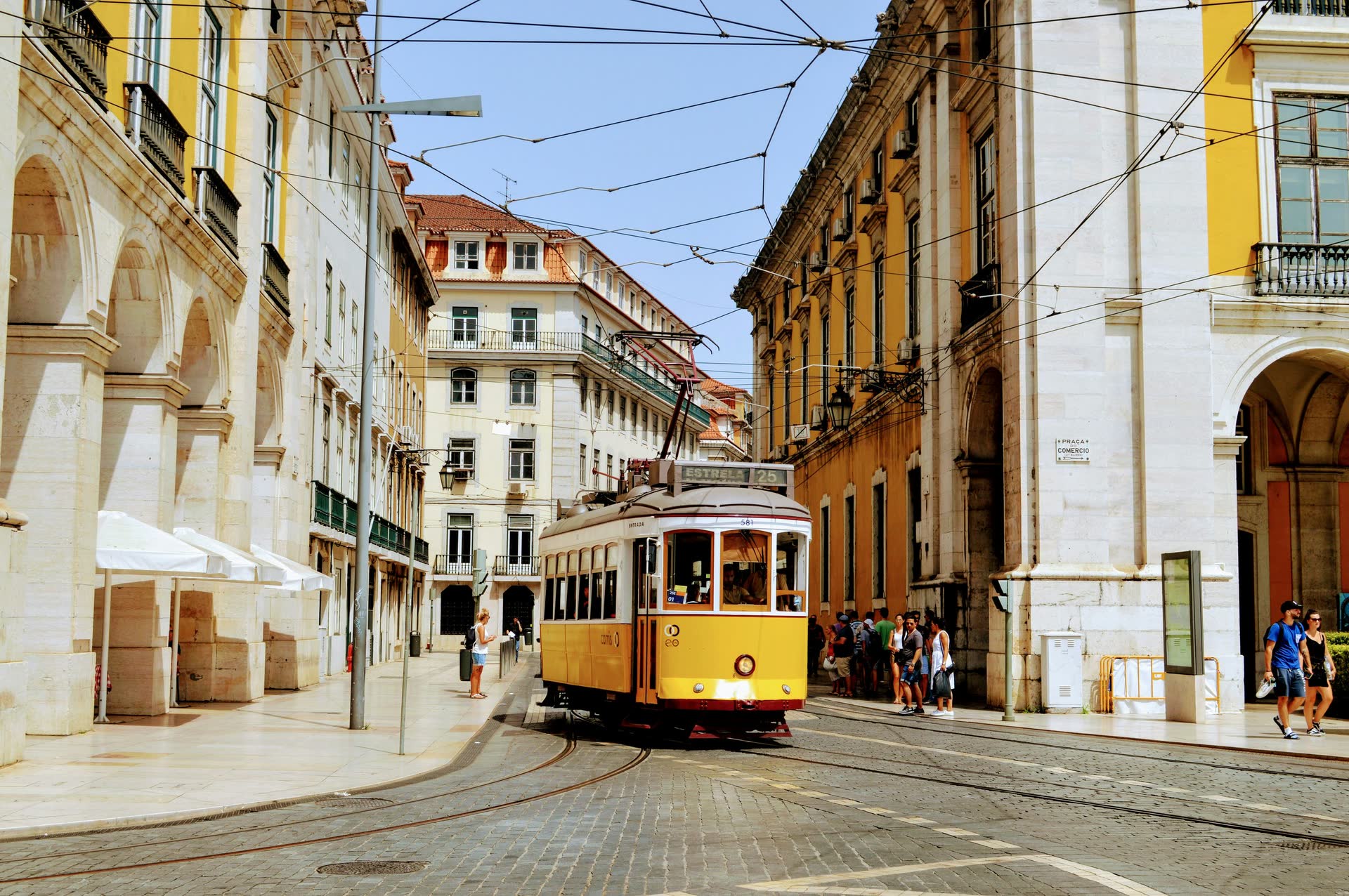 Tramway jaune dans une rue de Lisbonne, au Portugal. Vivre au Portugal : notre fiche expatriation.